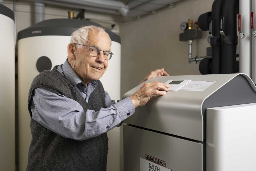 Peter Müdespacher betätigt seine Wärmepumpe.