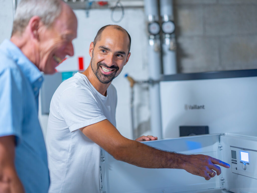 Impulsberater zeigt auf die Wärmepumpe