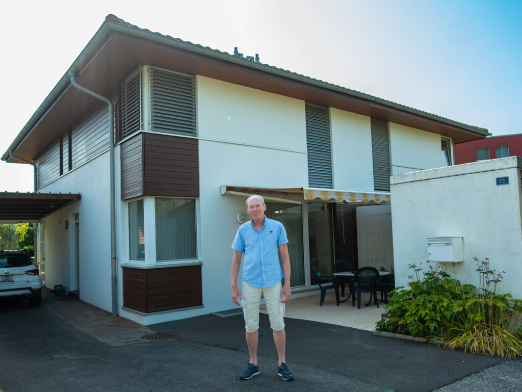 ein Mann vor seinem Haus