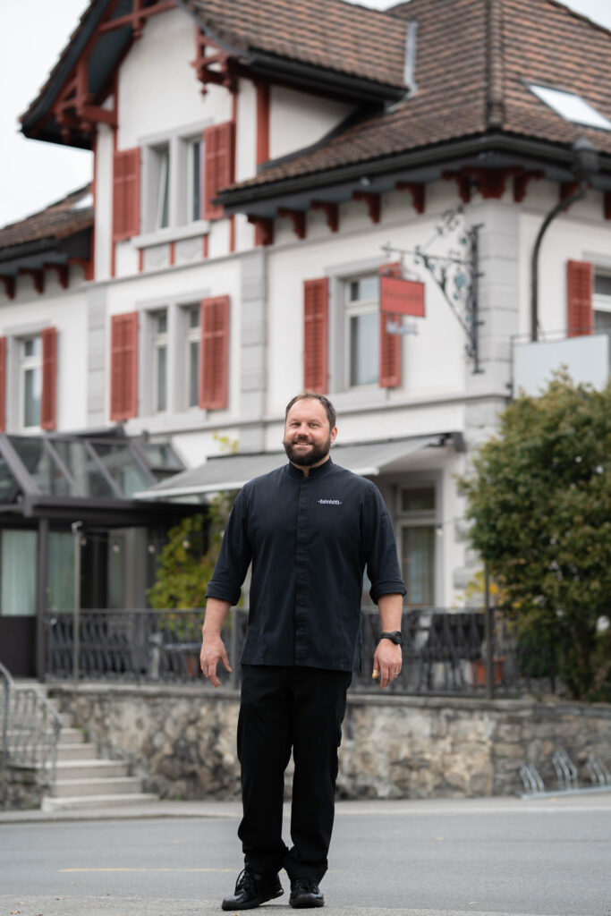 ein Mann vor einem Restaurant